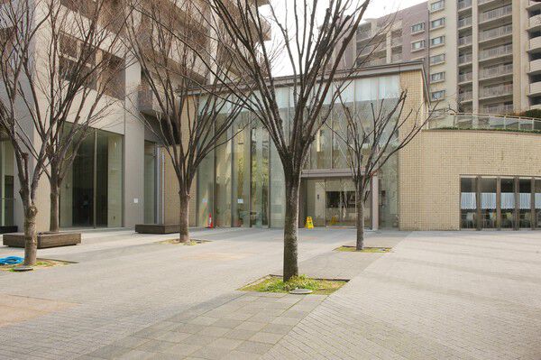 広々としたアプローチを通ってエントランスへ。		