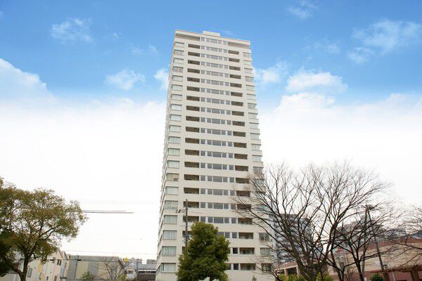 【大阪イーストガーデンズタワー】三方道路の開放感を活かし、総面積2,300㎡の緑地帯を設けたランドスケープ。		 【大阪イーストガーデンズタワー】三方道路の開放感を活かし、総面積2,300㎡の緑地帯を設けたランドスケープ。
