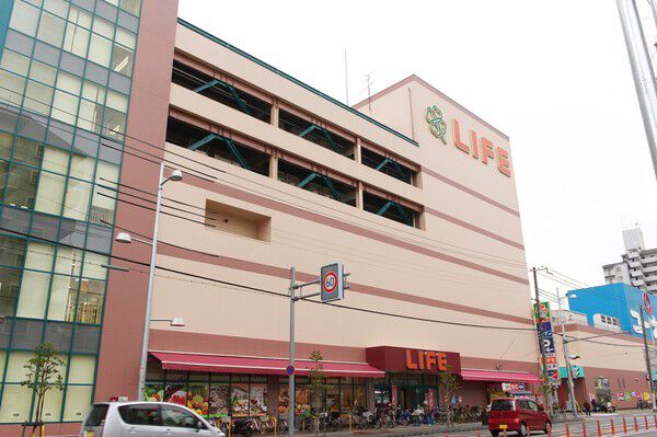 「スーパーライフ」「ホームセンターコーナン」隣接。いずれも約10m（徒歩1分）。		