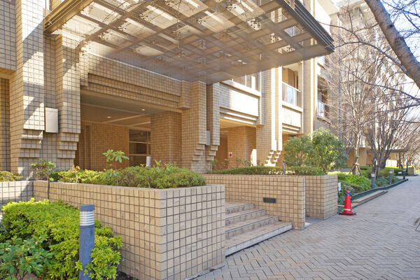 低木、高木の植栽が和やかな雰囲気を演出するアプローチ。 低木、高木の植栽が和やかな雰囲気を演出するアプローチ。