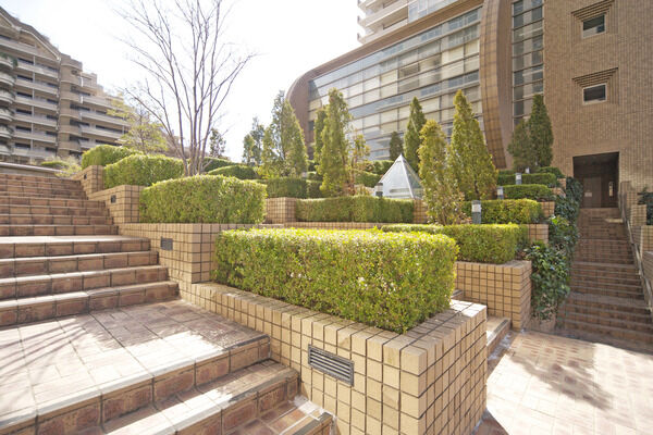 敷地の中央は散歩にぴったりのオープンスペースです。 敷地の中央は散歩にぴったりのオープンスペースです。