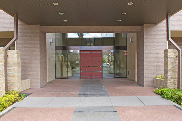 エントランスは大きな庇に守られ、明るいトーンで統一。		