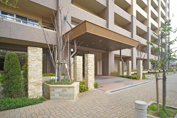 石造りの列柱と植栽を配し、ゆったりとしたアプローチ。		