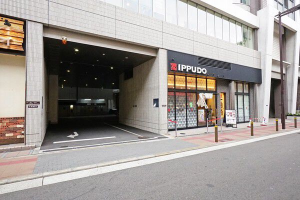 駐車場（68台の内、共同住宅分43台）は、ICカード方式の立体駐車場。		