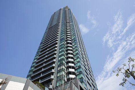 ガラスカーテンウォールを配し、シャープな都市景観を創り出す地上43階の外観。		