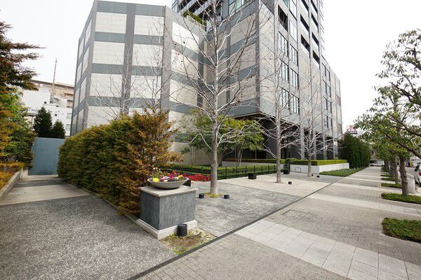 自走式立体駐車場158台（うち来客用平置3台）・地下1階に駐輪場492台を確保。		