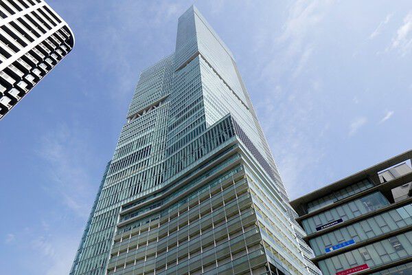 多彩な店舗が揃う「あべのハルカス近鉄本店」へは約320m（徒歩4分）。		