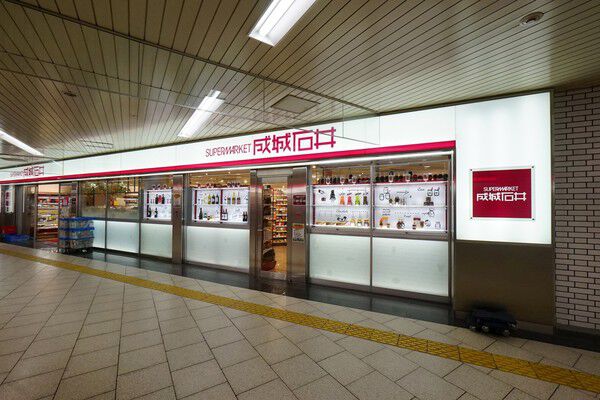 輸入食材などが充実する「成城石井あべの店」へは約230m（徒歩3分）。		