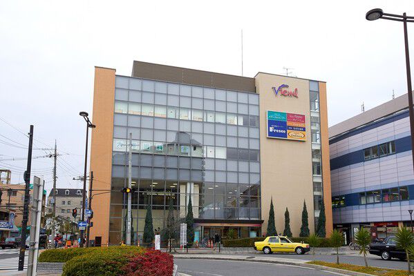 「三国」駅直結の駅ビル「ヴュール阪急三国」は約80m（徒歩1分）。