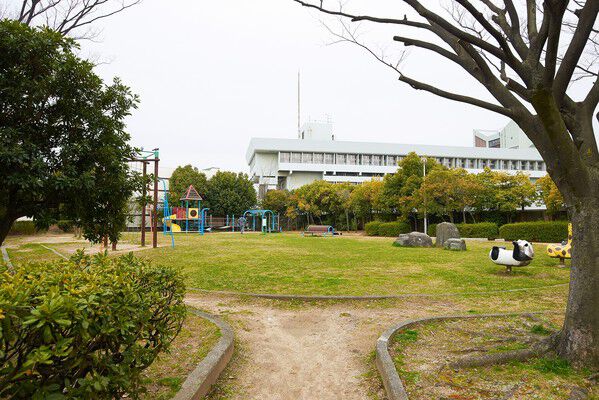 温水プールやキャンプが楽しめる「神崎川公園」は約1,900m（徒歩24分）。