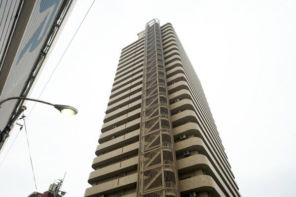 【キングマンション天神橋1】街並みに映える、堂々たるフォルムのマンション。		