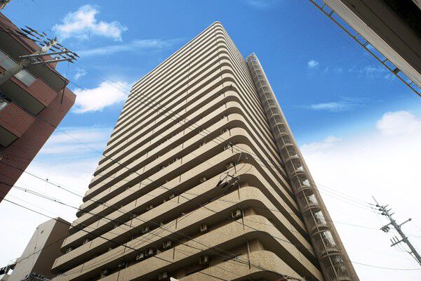 【キングマンション天神橋1】品格漂う総タイル貼りの外観が、ハイクラスなライフステージを予感させます。		