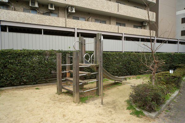 敷地内にプレイロットを設置し、小さなお子様が安心して遊べるよう配慮。		