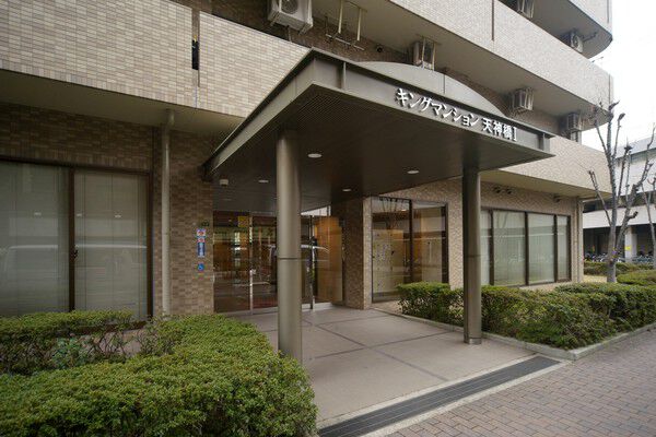 豊かな植栽と人工大理石の壁がステイタスを謳う、エントランスアプローチ。		