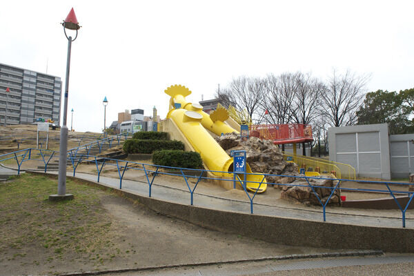 多彩な遊具と豊かな緑に心躍る「扇町公園」まで約230m（徒歩3分）。		