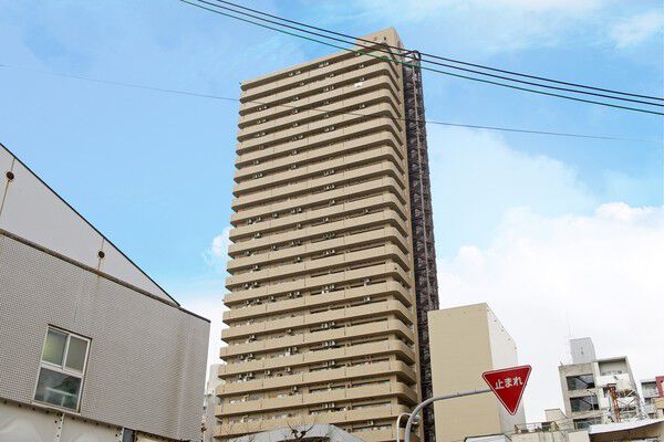 【キングマンション天神橋2】明るいブラウン系タイルが洗練された雰囲気を醸し出す、落ち着いた佇まい。		