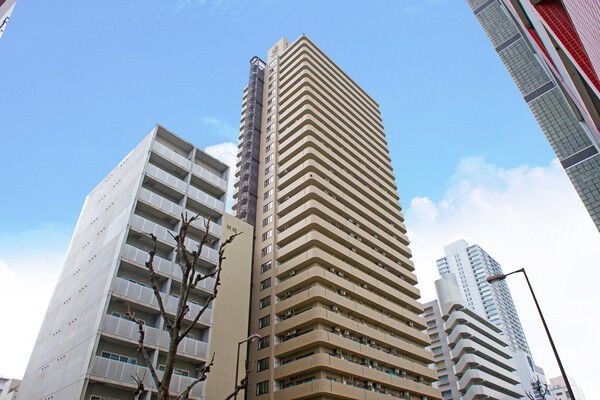 【キングマンション天神橋2】青空に映える、総タイル張りの上品なシルエット。		