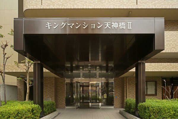 ダークトーンのルーフが、シックな表情を演出するエントランス。		