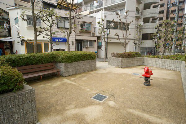 敷地内には小さな公園を設け、お子様の小さなご家庭に嬉しい住環境。		