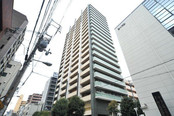 【ロジュマンタワー大阪天満橋】シンプルな外観を引き締める、光によって色調を変える深緑のラインが個性的。		