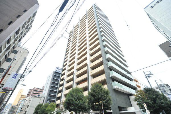 【ロジュマンタワー大阪天満橋】南面より建物を望む。ナチュラルなベージュの色彩が優しい雰囲気を醸し出します。 【ロジュマンタワー大阪天満橋】南面より建物を望む。ナチュラルなベージュの色彩が優しい雰囲気を醸し出します。
