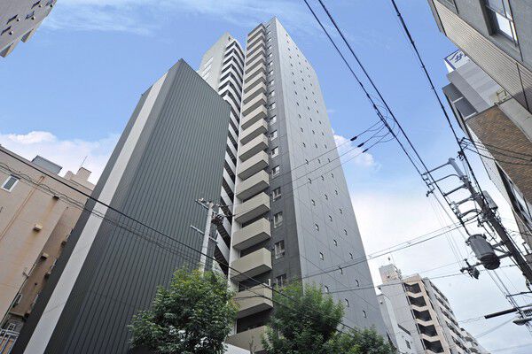 【ロジュマンタワー大阪天満橋】3方道路の角地という、採光と通風に期待のできる立地に佇む。 【ロジュマンタワー大阪天満橋】3方道路の角地という、採光と通風に期待のできる立地に佇む。