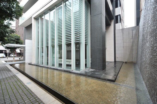 ウォーターウォールとウォータースペースが奏でる、水と緑に心癒される演出。		