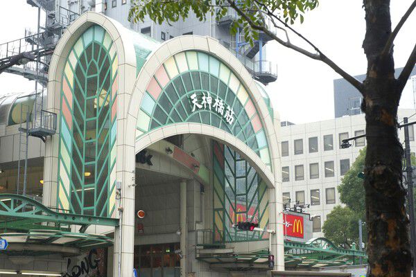多彩な商店が立ち並ぶ、活気あふれる「天神橋筋商店街」は約400m（徒歩5分）。		