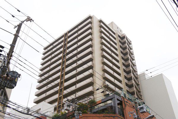 【ファミール扇町アーバンステージ】白を基調とした堂々たるフォルムが、大阪の街にそびえる。		