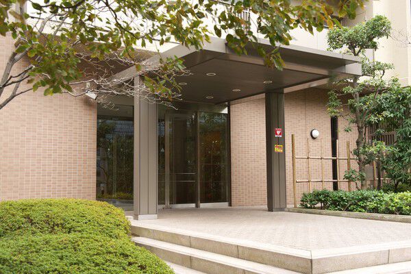 大きく張り出したルーフが印象的な、品格漂うエントランス。		