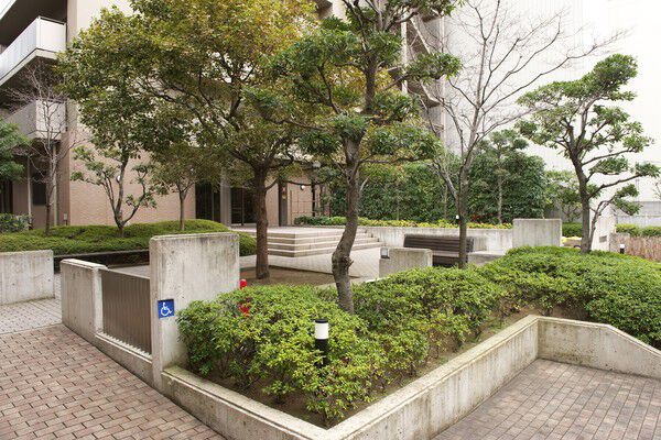 車椅子の方に配慮しアプローチにはスロープを。館内には福祉仕様エレベーターを設置。