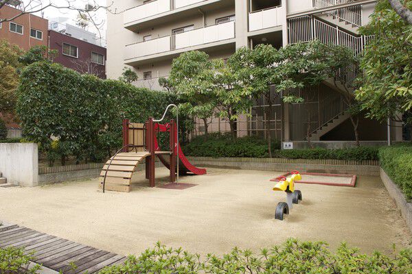 遊具を設置した敷地内プレイロットは小さなお子様を遊ばせるのにも安心です。		