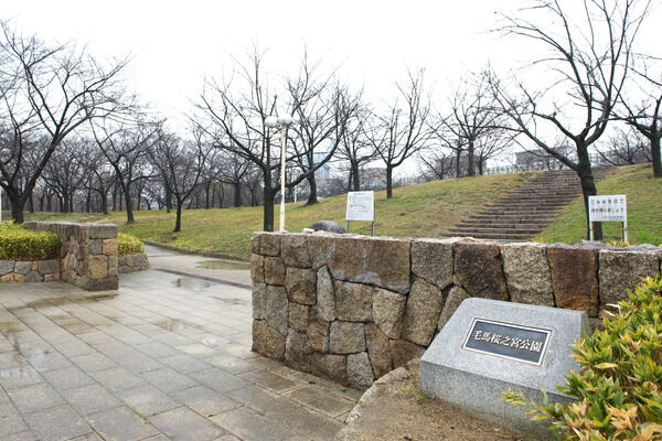 多種多様な遊具と広場が楽しい「扇町公園」まで約480m（徒歩6分）。		