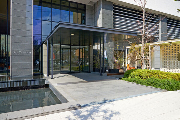 水都にふさわしく、アプローチは水と緑に彩られ、安らぎを演出。		