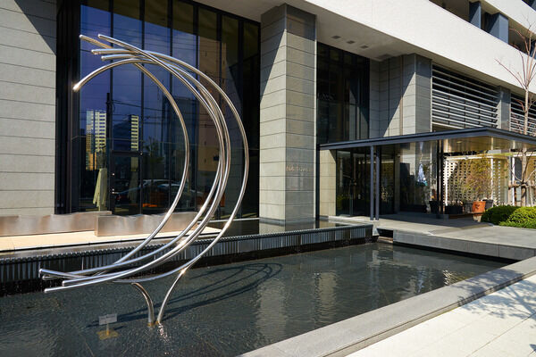 ゆるやかにカーブを描くオブジェが、洗練されたタワーのシンボル。		