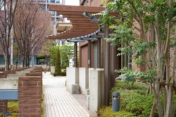 緑鮮やかな植栽と、個性的なルーフが彩るアプローチ。