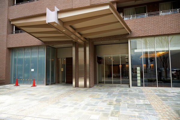 広いピロティが風格を漂わせる、洗練のエントランス。