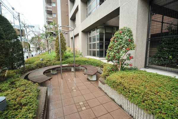 プレイロットにはベンチを設置し、四季折々の色彩を楽しめる樹木を植樹しました。		