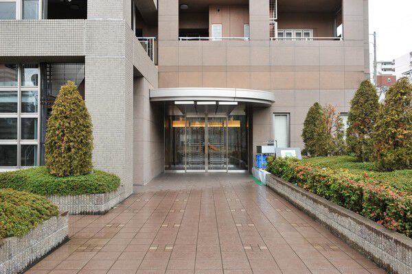 エレガントでクリアな雰囲気を漂わせるエントランス。		