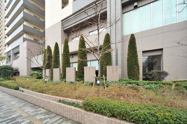 敷地周りには交流の場にもなるプレイロットや多彩なガーデンスペースを配置しました。