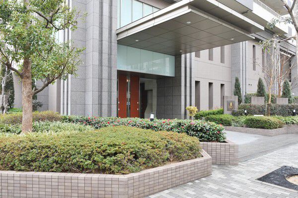 大きなルーフが印象的な気品あるエントランス。		