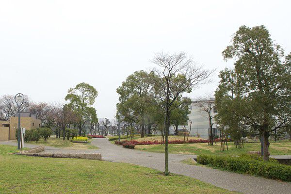 豊かな自然と多彩な遊具が楽しめる「扇町公園」約550m（徒歩7分）。