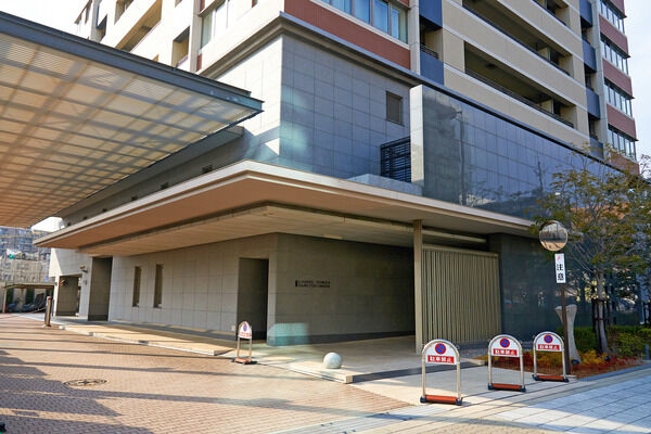 メインエントランス横には屋根付き車寄せを設置。		