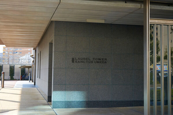 人と車の動線を分離した、安全なアプローチ。