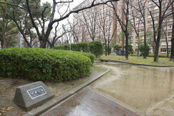 ジャングルジムなどの遊具が豊富な「中津公園」まで約750m（徒歩10分）。  