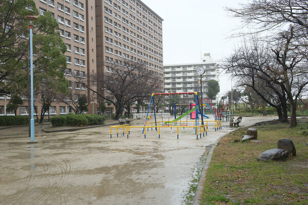 遊具が豊富な「中津公園」まで約600m（徒歩8分）。		