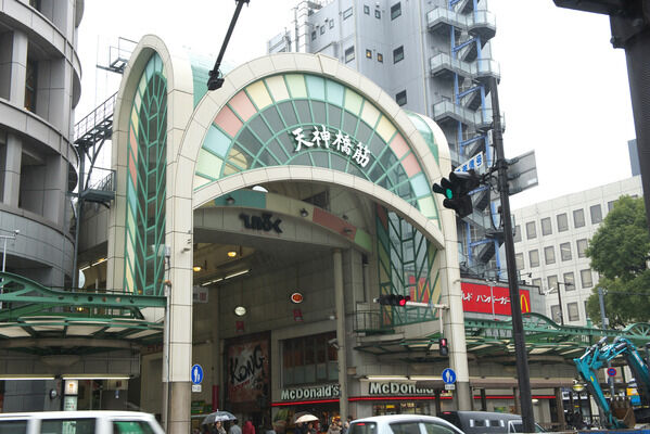 数百軒の店が軒を連ねる「天神橋筋商店街」まで約720m（徒歩9分）。		