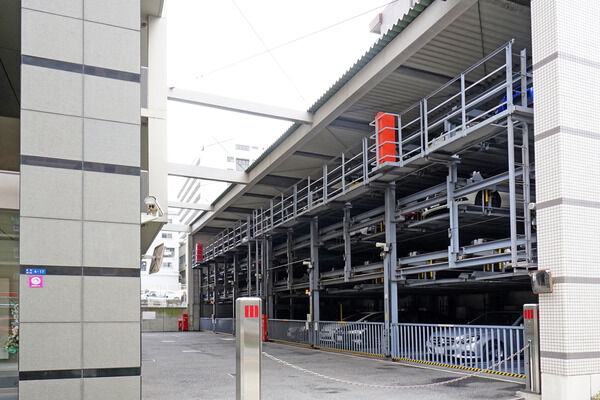 セキュリティに配慮した立体機械式の駐車場を設置。