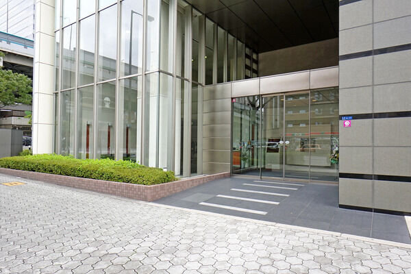 グラスウォールが配され、エントランスは開放感に溢れています。		