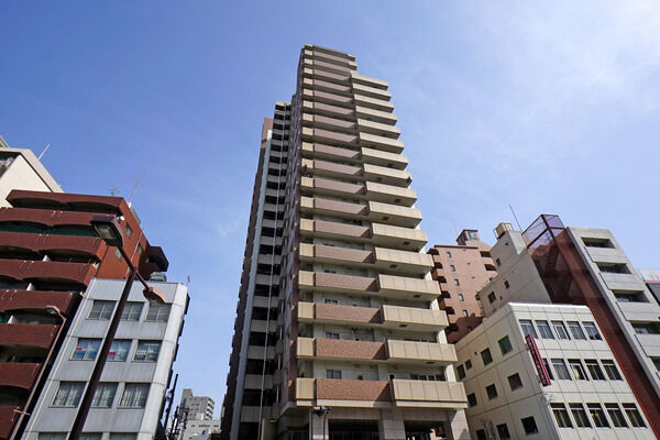 【ロイヤル谷町タワー】街に溶け込むブラウンとベージュの外観が、落ち着いた印象。		
